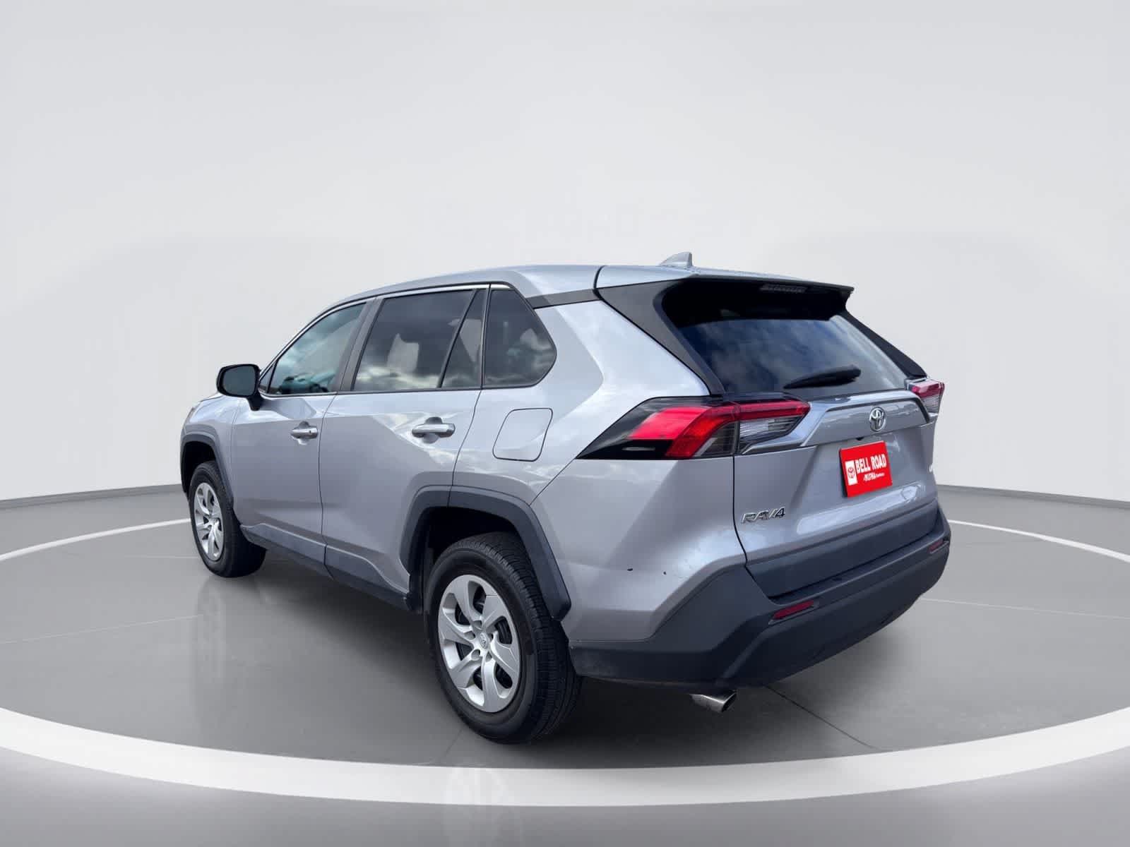 Used 2022 Toyota RAV4 LE FWD image 4