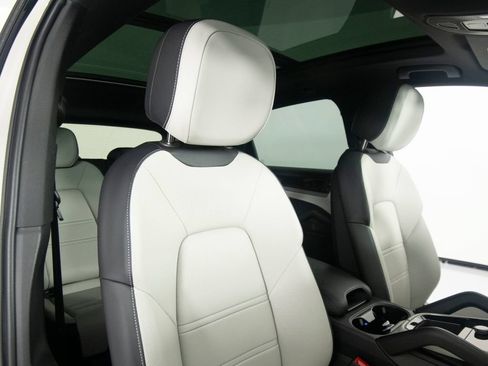 Certified 2026 Porsche Cayenne E-Hybrid AWD/4WD image 36