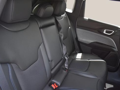Used 2025 Jeep Compass Latitude AWD/4WD image 17