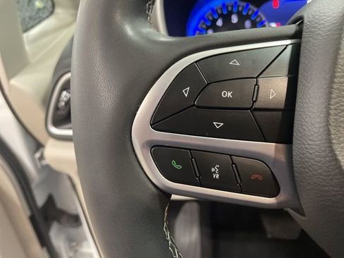 Used 2024 Chrysler Pacifica Touring-L image 18