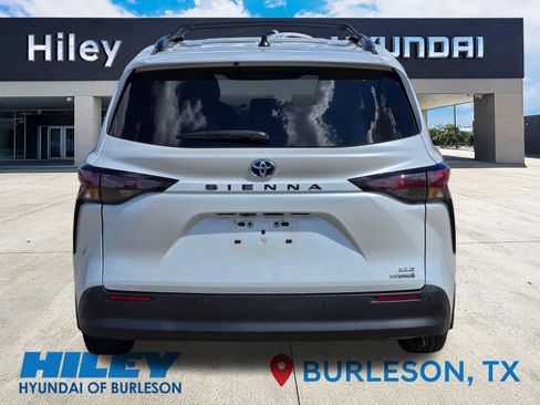 Used 2023 Toyota Sienna XLE FWD image 6