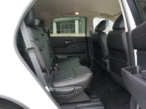 Used 2025 Nissan Pathfinder SL AWD/4WD image 21