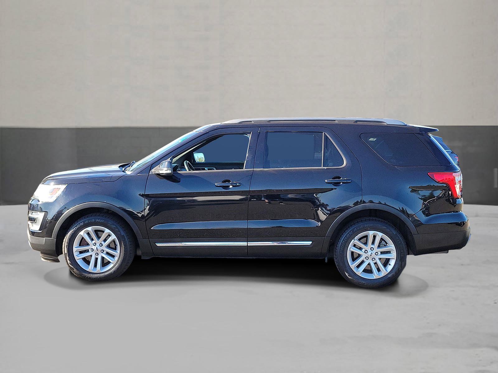 Used 2017 Ford Explorer XLT w/ Equipment Group 202A FWD image 3