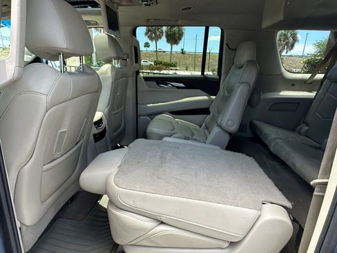 Used 2016 Cadillac Escalade ESV Luxury AWD/4WD image 29