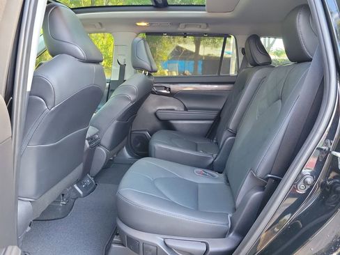 Used 2021 Toyota Highlander Platinum image 14