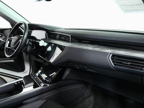 Used 2024 Audi Q8 e-tron Premium Plus image 25