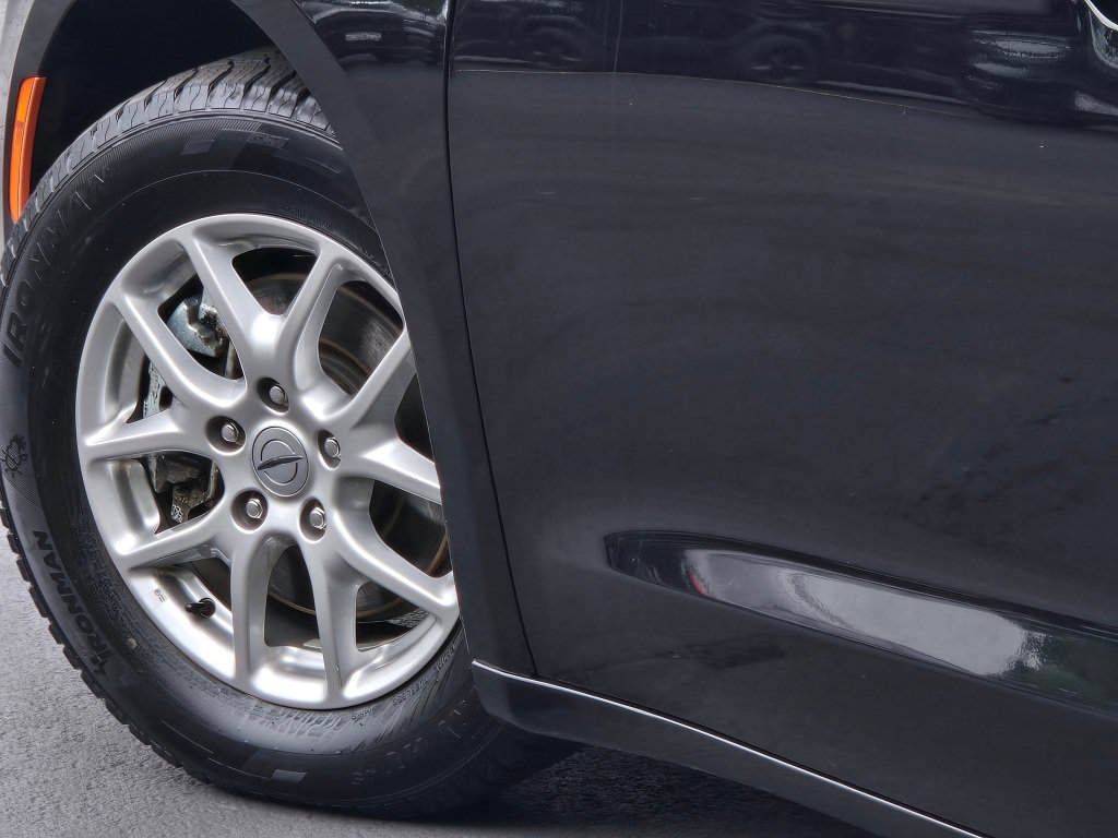 Used 2024 Chrysler Pacifica Touring-L FWD image 15