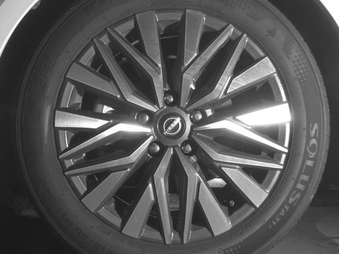 Used 2025 Nissan Altima 2.5 SV FWD image 12