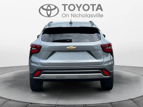 Used 2025 Chevrolet Trax LT w/ LT Convenience Package FWD image 4