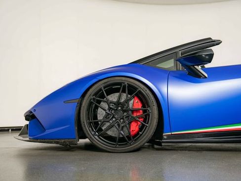 Used 2019 Lamborghini Huracan Performante AWD/4WD image 12