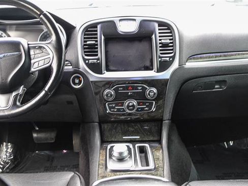 Used 2018 Chrysler 300 Limited image 13