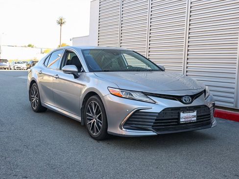 Used 2022 Toyota Camry XLE image 2