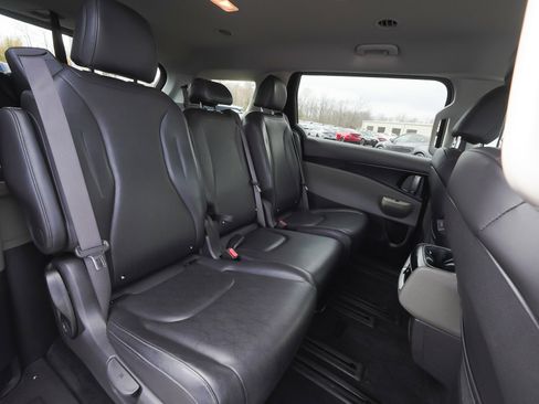 Used 2025 Kia Carnival image 47