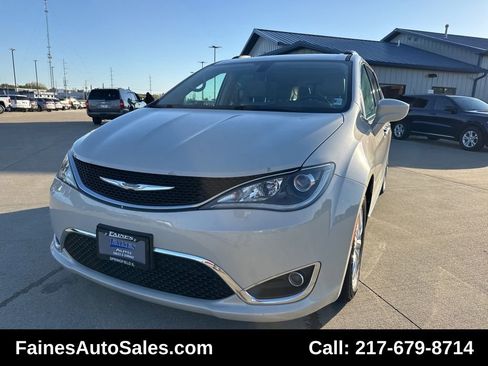 Used 2017 Chrysler Pacifica Touring-L image 18