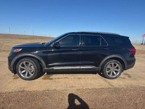 Used 2020 Ford Explorer Platinum w/ Premium Technology Package image 2