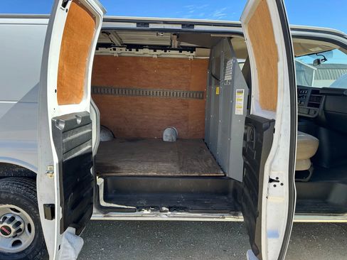 Used 2017 GMC Savana 3500 RWD image 12