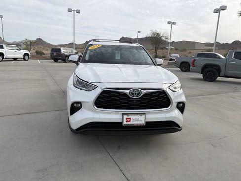 Certified 2021 Toyota Highlander Limited FWD image 2