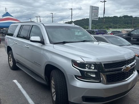 Used 2017 Chevrolet Suburban LT RWD image 2