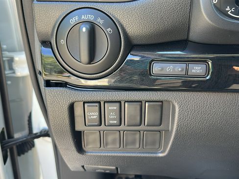 Used 2024 Nissan Titan SV w/ SV Convenience Package image 15