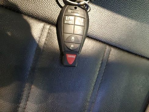 Used 2016 Chrysler Town & Country Touring image 32