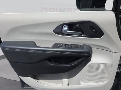 Used 2024 Chrysler Pacifica Limited FWD image 16