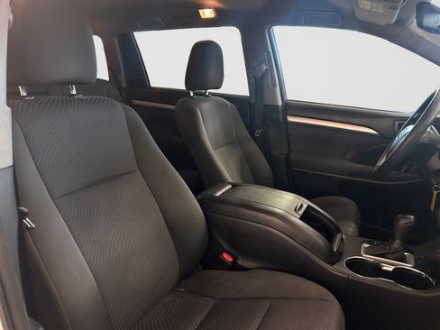 Used 2017 Toyota Highlander LE FWD image 14