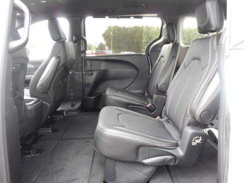 New 2026 Chrysler Pacifica Select image 7