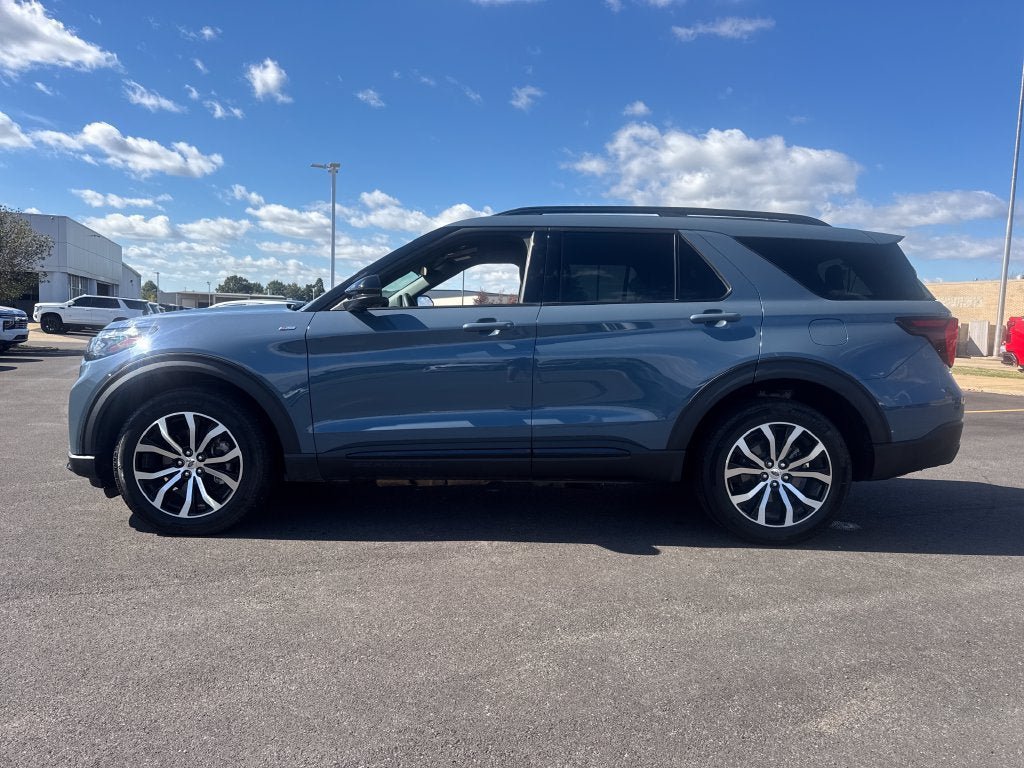 Used 2025 Ford Explorer ST-Line AWD/4WD image 3