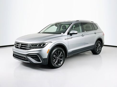 Used 2023 Volkswagen Tiguan SE image 3