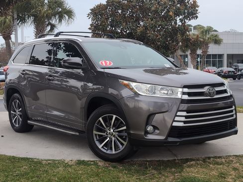 Used 2017 Toyota Highlander FWD V6 image 2