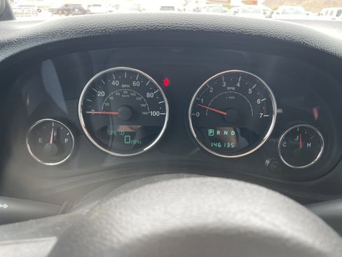 Used 2014 Jeep Wrangler Unlimited Sahara w/ Connectivity Group AWD/4WD image 16