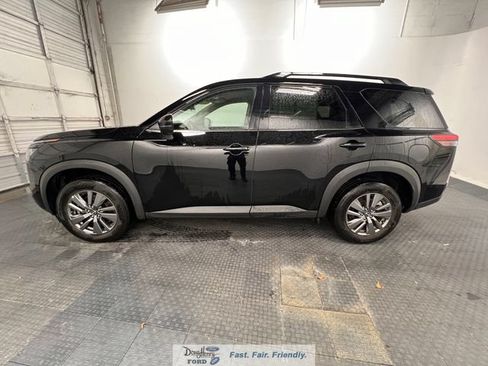 Used 2025 Nissan Pathfinder SV FWD image 4