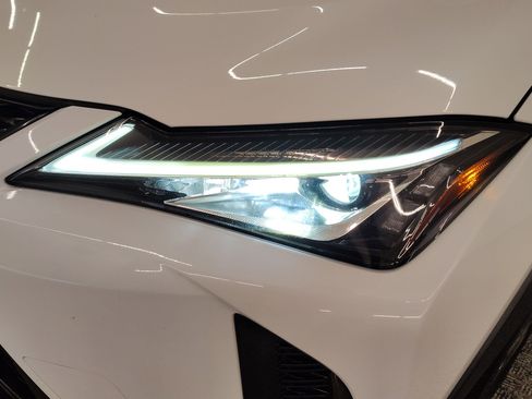 Used 2019 Lexus UX 200 image 11