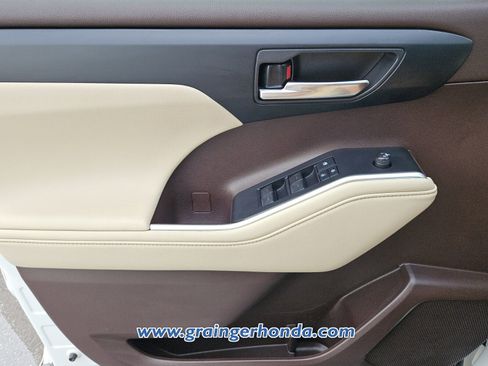 Used 2020 Toyota Highlander XLE FWD image 23
