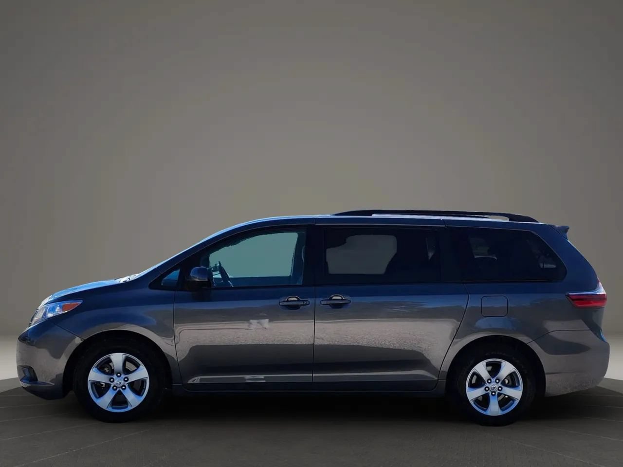 Used 2017 Toyota Sienna LE FWD image 2