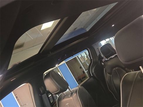 Used 2024 Chrysler Pacifica Limited w/ S Appearance Package image 22