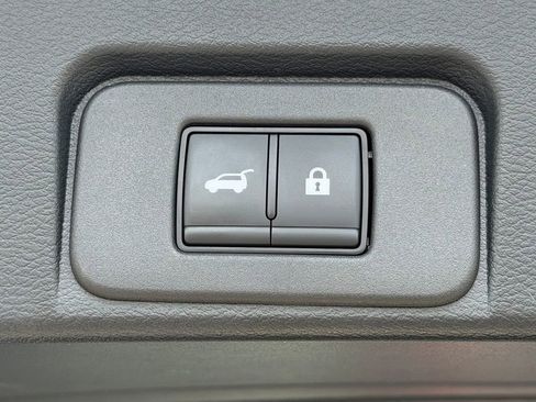 Used 2025 Nissan Rogue SV AWD/4WD image 18