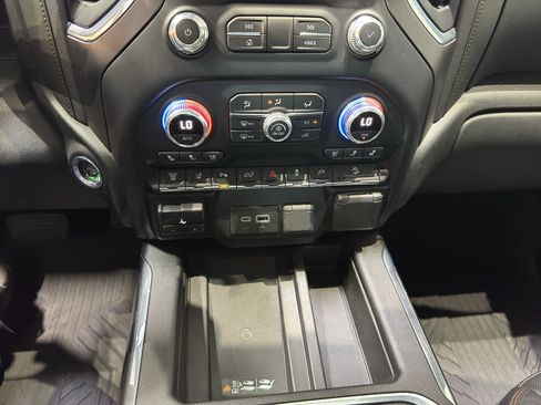 Used 2022 GMC Sierra 2500 AT4 w/ AT4 Premium Plus Package AWD/4WD image 33