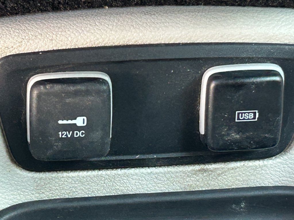 Used 2018 Chrysler Pacifica Touring-L FWD image 16