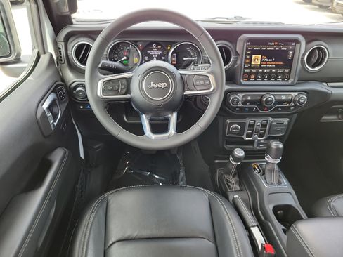 Used 2023 Jeep Wrangler Unlimited Sahara AWD/4WD image 19