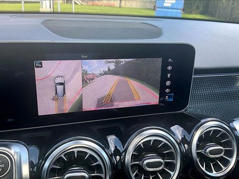 Used 2021 Mercedes-Benz GLB 250 4MATIC image 30