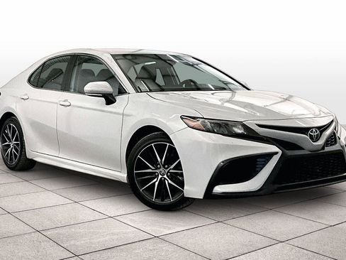 Used 2023 Toyota Camry SE image 2
