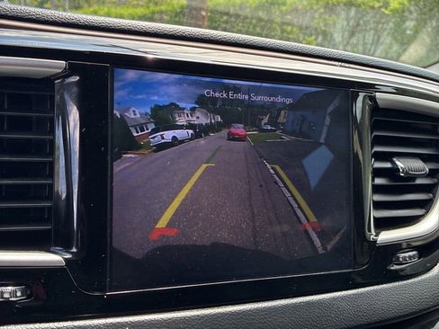 Used 2019 Chrysler Pacifica Touring-L FWD image 10