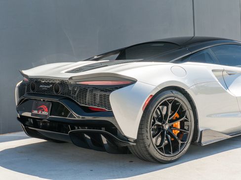 Used 2023 McLaren Artura RWD image 40