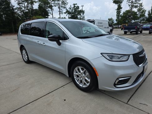 Used 2024 Chrysler Pacifica Touring-L FWD image 2