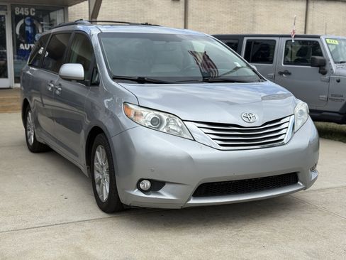 Used 2011 Toyota Sienna XLE image 3