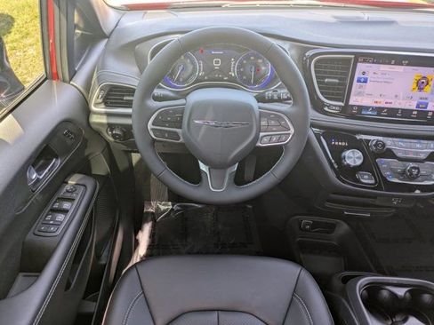 New 2026 Chrysler Pacifica Select image 14