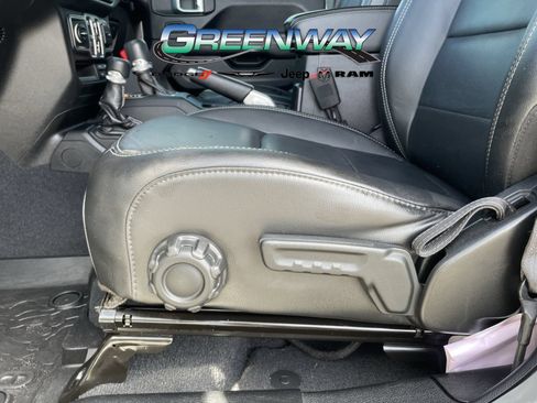 Used 2018 Jeep Wrangler Unlimited Sahara AWD/4WD image 20