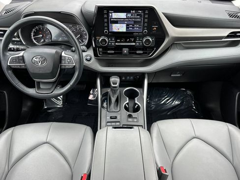 Used 2022 Toyota Highlander XLE image 13