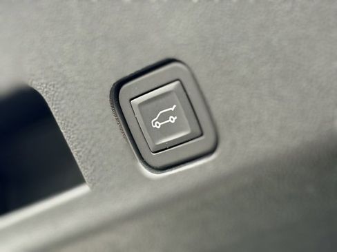 Used 2025 Chevrolet Traverse LT w/ Driver Confidence Package image 27